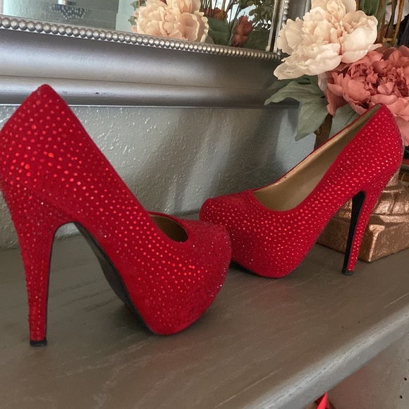 Shiny red high heels with red diamonds - Picture 3 of 4